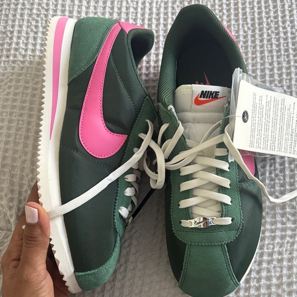 NWT NIKE Cortez sneakers in green and pink - mid green color size 9 women - Picture 14 of 14